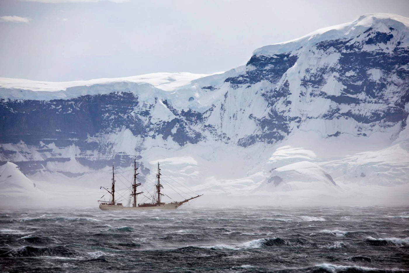Экспедиция антарктика. Антарктида Экспедиция Беллинсгаузена. Антарктида ледник Беллинсгаузена. Экспедиция открытие Антарктиды 1820. Корабль первооткрывателей Антарктиды.