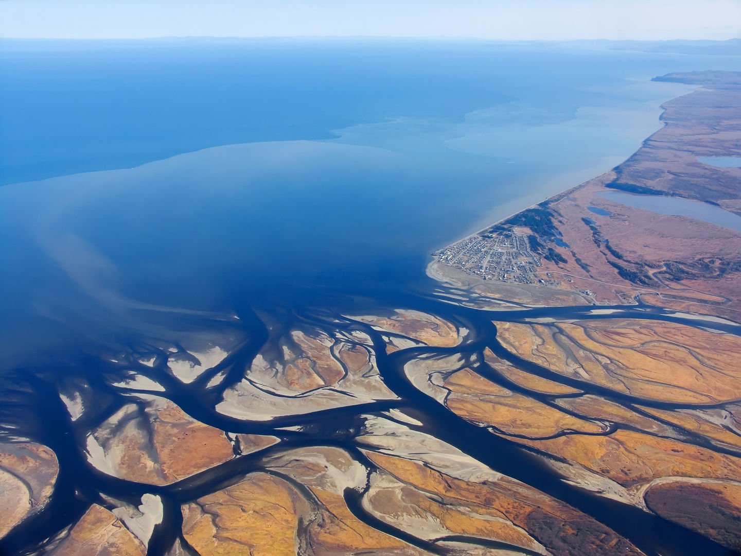 как река впадает в море