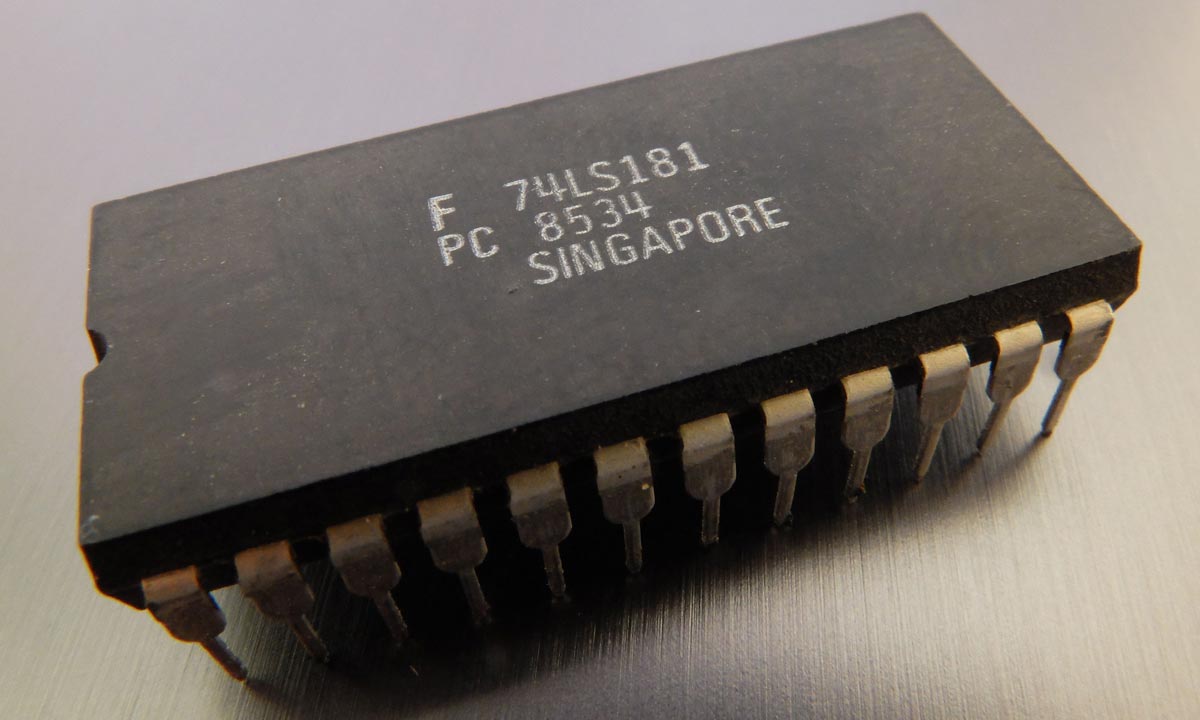 Fairchild F74LS181PC — 4-битный процессор первого поколения интегральных схем на транзисторно-транзисторной логике (ТТЛ). Фото: Drahtlos, CC BY-SA 4.0