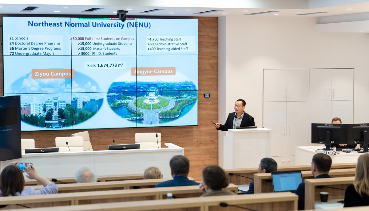 Ван Чунлян, заместитель декана Школы физики Северо-восточного педагогического университета (Китай), на секции «Эмоциональная архитектура для искусственных агентов». Фото пресс-службы МФТИ