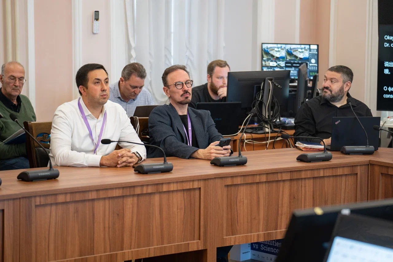 Виталий Баган, Евгений Кузнецов и Андрей Райгородский на Втором международном конгрессе Humanities vs Sciences. Фото пресс-службы МФТИ