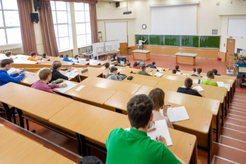 Посткарантинный учебный процесс на Физтехе, сентябрь 2020-го. Студенты на лекции сидят с соблюдением дистанции. Идет online-трансляция для тех, кто присутствует дистанционно